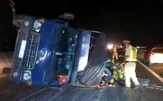 Xe chở dừa bị lật, nhân viên cứu hộ chạy bộ mở đường cho xe cấp cứu