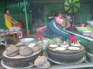 Bánh xèo, bánh căn Ninh Thuận hút khách Sài Gòn dịp Tết