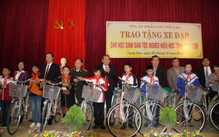Trao 100 xe đạp cho học sinh nghèo hiếu học tỉnh Lạng Sơn