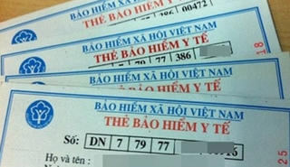 Phụ huynh 'còng lưng' cõng bảo hiểm y tế