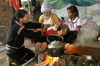 Biểu dương cô đỡ thôn bản
