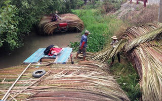 Lênh đênh ghe lá thương hồ