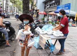 Mang cơm đến với người nghèo giữa mùa dịch