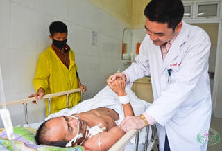 Cứu sống bệnh nhân người Lào mắc uốn ván