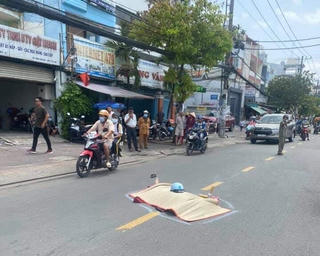 TPHCM: Xe máy tông vào thùng trộn bê tông, một người tử vong