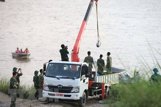 Trục vớt thành công quả bom nằm dưới sông Hồng, sát cầu Long Biên