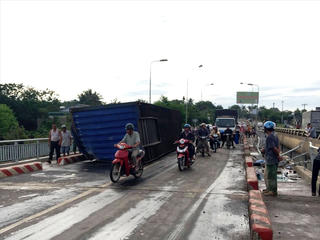 Lật xe container, cầu Sê Rê Pốk bị ách tắc nhiều giờ