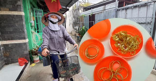 Người phụ nữ nhặt ve chai trả lại bịch vàng cho người đánh mất