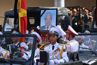 [ẢNH] Đoàn người nối dài đưa tiễn nguyên Tổng Bí thư Đỗ Mười