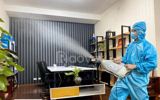Dịch vụ phun khử khuẩn, lắp vách ngăn đắt khách thời Covid-19