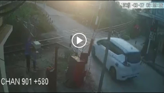 [VIDEO]: Khoảnh khắc ôtô bị tàu hỏa húc văng hàng chục mét, gia đình 3 người thương vong 