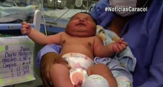 Bé sơ sinh nặng 6,4 kg