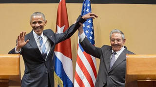 Cái bắt tay đặc biệt giữa Tổng thống Obama và Chủ tịch Castro