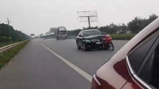 Xe Toyota Camry đâm xe máy dính vào đầu xe vẫn tăng ga bỏ chạy
