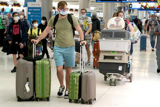 Omicron làm quá trình phục hồi kinh tế chậm lại?