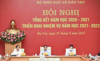 Bộ GDĐT kiến nghị tiêm vaccine, miễn giảm học phí cho học sinh