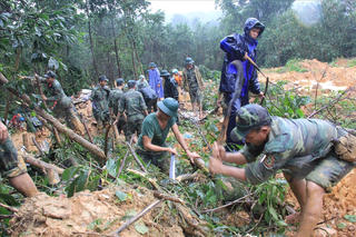 Tìm công nhân thủy điện bị vùi lấp, thấy một cánh tay dưới bê tông