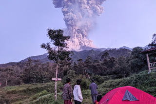 Indonesia tăng mức cảnh báo núi lửa Merapi