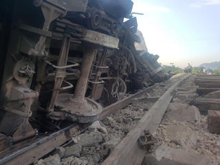 [Infographics] Toàn cảnh vụ tàu khách Bắc-Nam bị lật