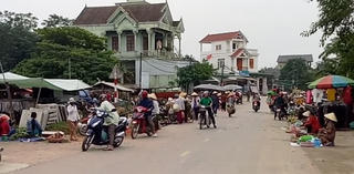 Chợ mới bỏ hoang, dân ra rìa đường buôn bán