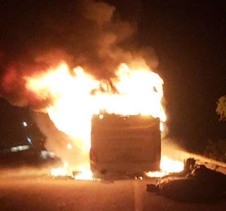 Đang lưu thông, xe khách chở 10 người bốc cháy lúc nửa đêm