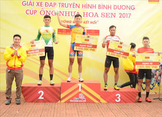 Phan Hoàng Thái về nhất chặng 3 giải đua xe đạp truyền hình Bình Dương