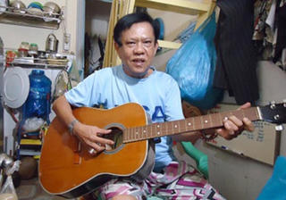 Hai bàn tay trắng.