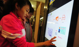 Hành khách có thể mua vé tàu qua kênh Payoo hoặc ví điện tử MoMo