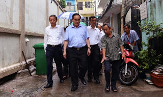 Bí thư Nguyễn Thiện Nhân lội nước thị sát tình trạng ngập úng tại TP HCM