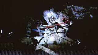 Các nhà du hành trên trạm Thiên Cung lần đầu đi bộ ra ngoài không gian