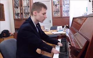 Cậu bé không ngón tay chơi đàn piano tuyệt hay