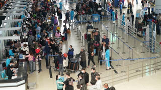 Đi tàu, xe, máy bay dịp Tết: Phải có khẩu trang mới được vào sân bay, nhà ga