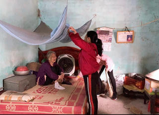 [ẢNH] Vụ Bản, Nam Định: Trước Tết, Hội phụ nữ tìm đến các cụ già neo đơn 