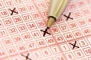 Trúng giải 4,38 triệu USD từ tấm vé số miễn phí