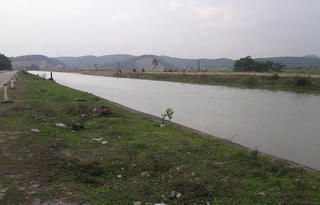 Giăng lưới, quét sông Đào tìm kiếm thi thể nam sinh lớp 6 bị nước cuốn