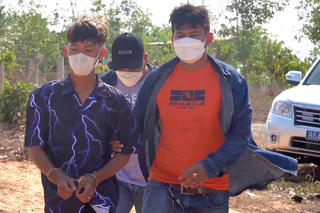 Hai thiếu nữ bị xịt hơi cay, cướp 'di động' trên đường đúng ngày 8/3