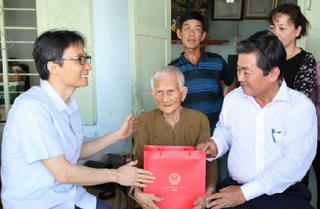 Phó Thủ tướng Vũ Đức Đam thăm Mẹ VNAH và cán bộ lão thành cách mạng tỉnh Ninh Thuận