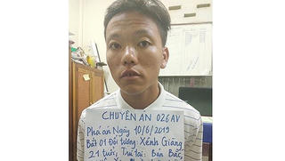 Bắt giữ đối tượng người Lào vận chuyển 30 bánh heroin