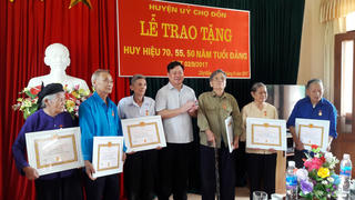 TP HCM: 141 đồng chí được nhận Huy hiệu 70 năm tuổi Đảng