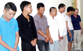 Phá sới bạc quê, bắt giữ 11 con bạc