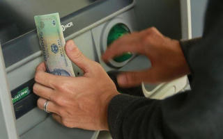 Người lạ chuyển nhầm tiền vào tài khoản, có phải trả lại không?