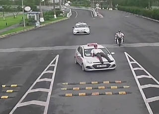 Tài xế taxi tông nhân viên sân bay