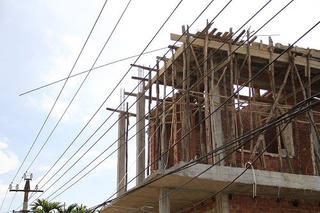 Đổ bê tông mái nhà trong đêm, một thợ xây bị điện giật tử vong