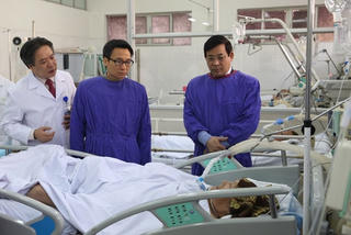 Phó Thủ tướng Vũ Đức Đam thăm hỏi bệnh nhân ngày cuối năm