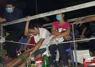 Phụ huynh xếp hàng suốt đêm chờ nộp đơn cho con vào lớp 1