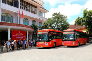  30 cán bộ ngành y tế Thừa Thiên - Huế vào Bình Dương chống dịch