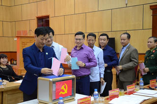 Phát huy tính tiền phong, gương mẫu của cán bộ, đảng viên