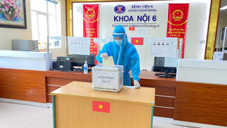 [VIDEO] Bên trong điểm bầu cử Bệnh viện K, đang bị phong toả