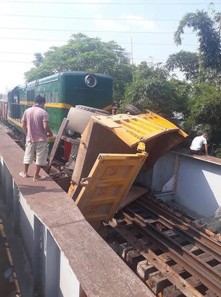 Ô tô bị tàu hỏa đâm trúng, 5 người bị thương