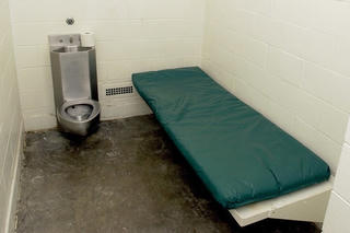 Nghi phạm ma túy nhịn đi vệ sinh  suốt 34 ngày không ngờ lập kỷ lục